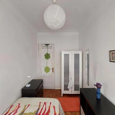 Quarto Em * Лиссабон