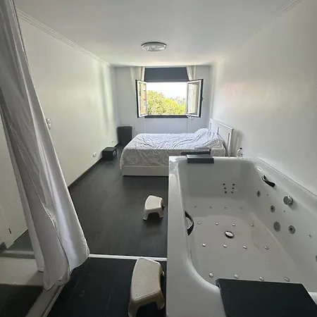 Apartamento Com 3 Quartos E Jacuzzi Em Um Dos Quartos * Lisbon