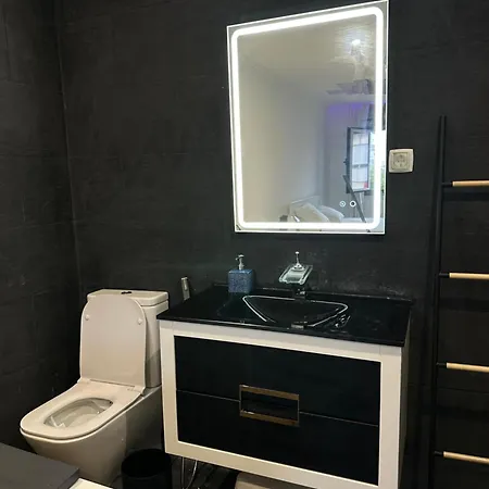 Com E Jacuzzi 아파트 *